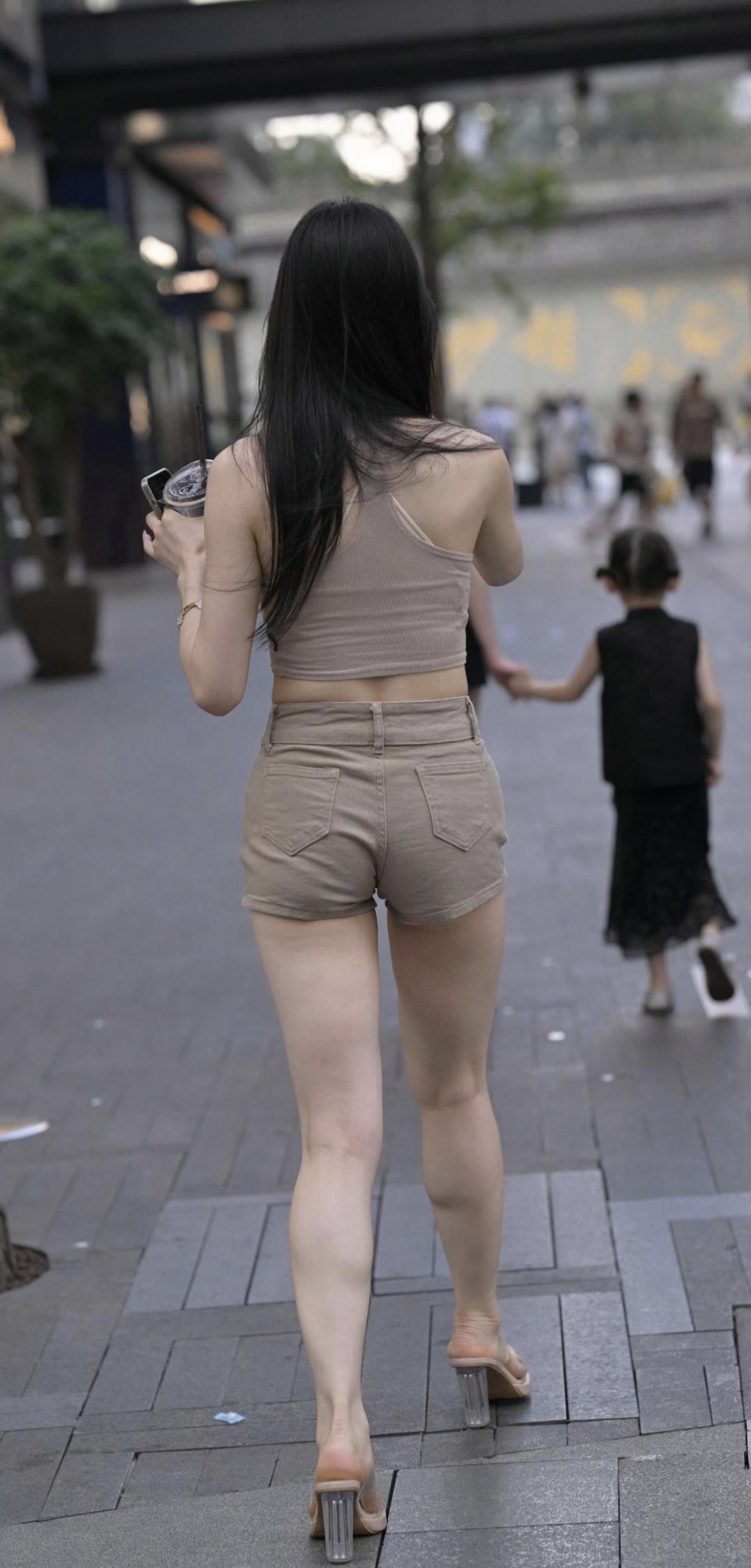 腿透明高跟鞋短裤街头美女大腿图片街拍短裤美女超短三角街拍透明凉拖