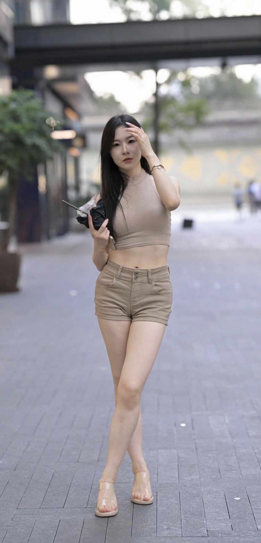 清爽感加倍 双手持手机 饮品强化日常松弛感 #时 街拍超短三角裤美女