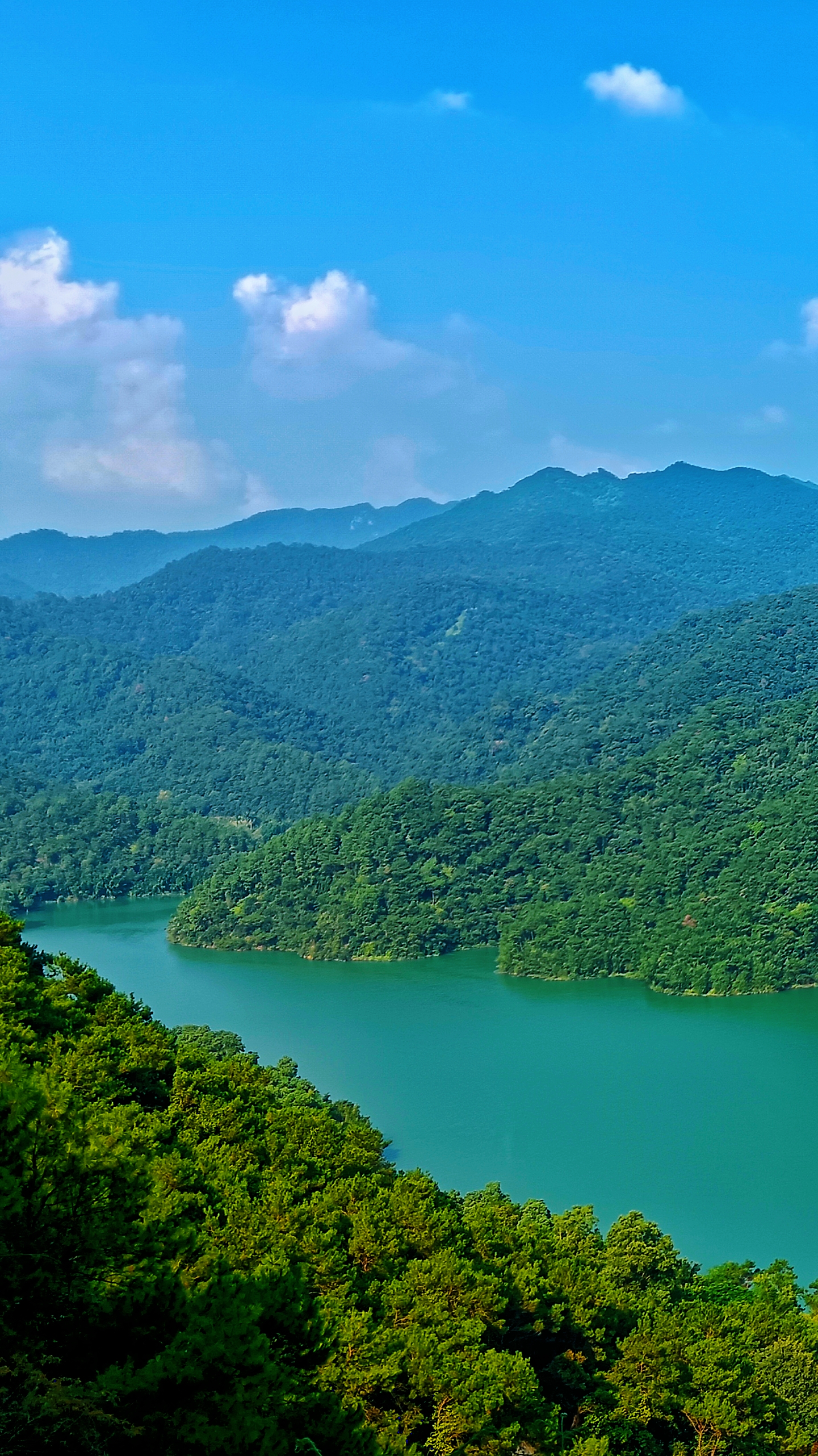 漫步在青山绿水间