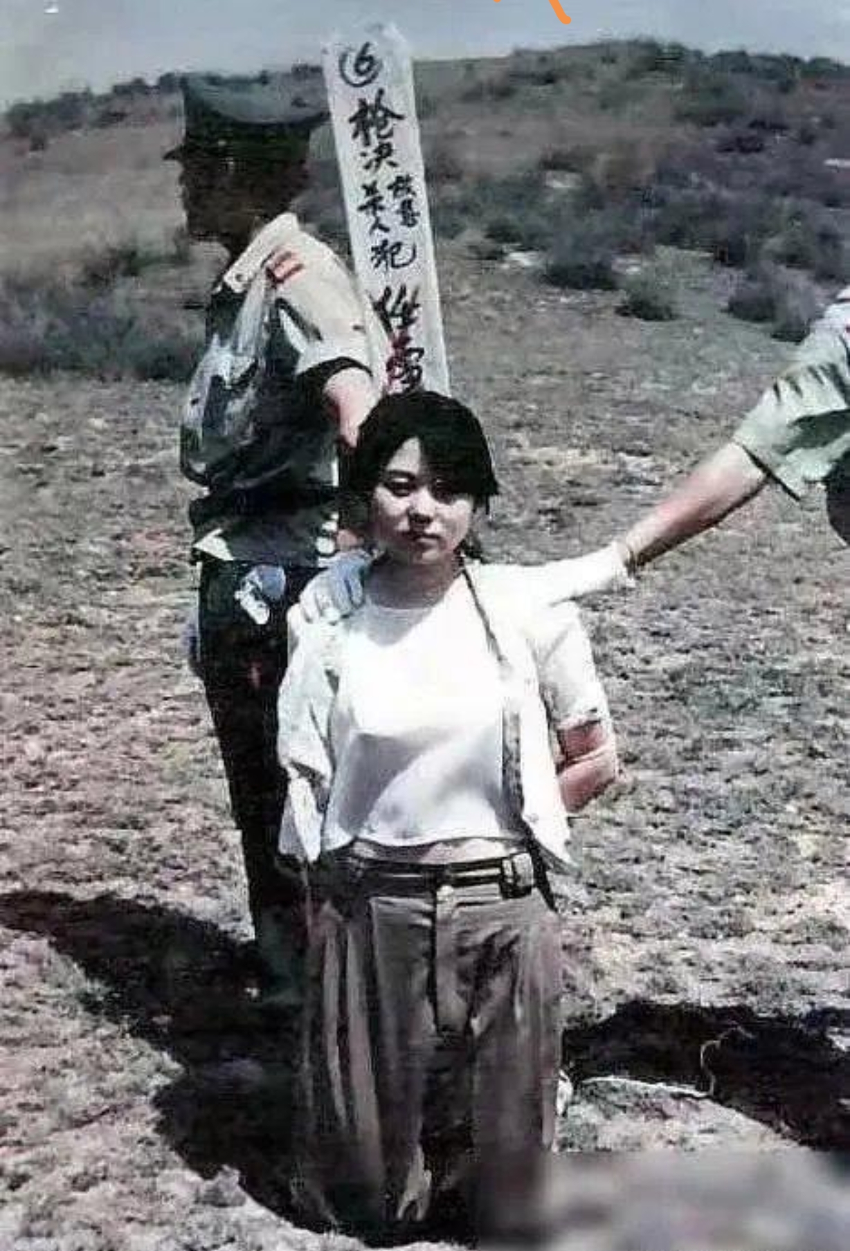 这张照片拍摄于1993年7月,河南省新安县郊外的刑场上,故意杀人犯任雪