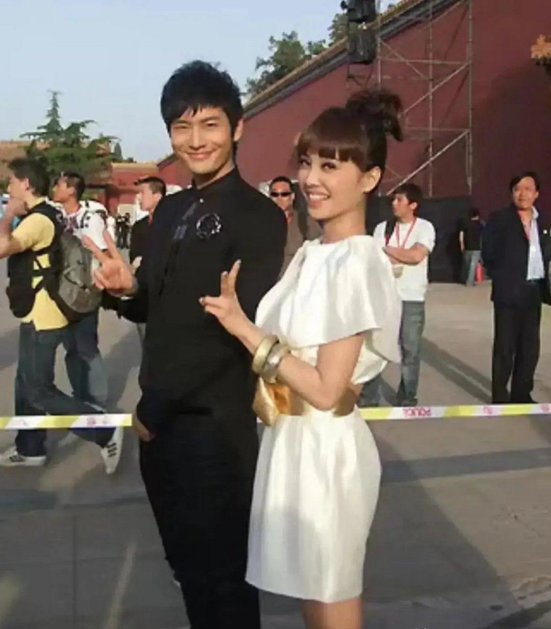 这张照片拍摄于2008年,蔡依林和黄晓明参与录制"北京欢迎你"mv时的