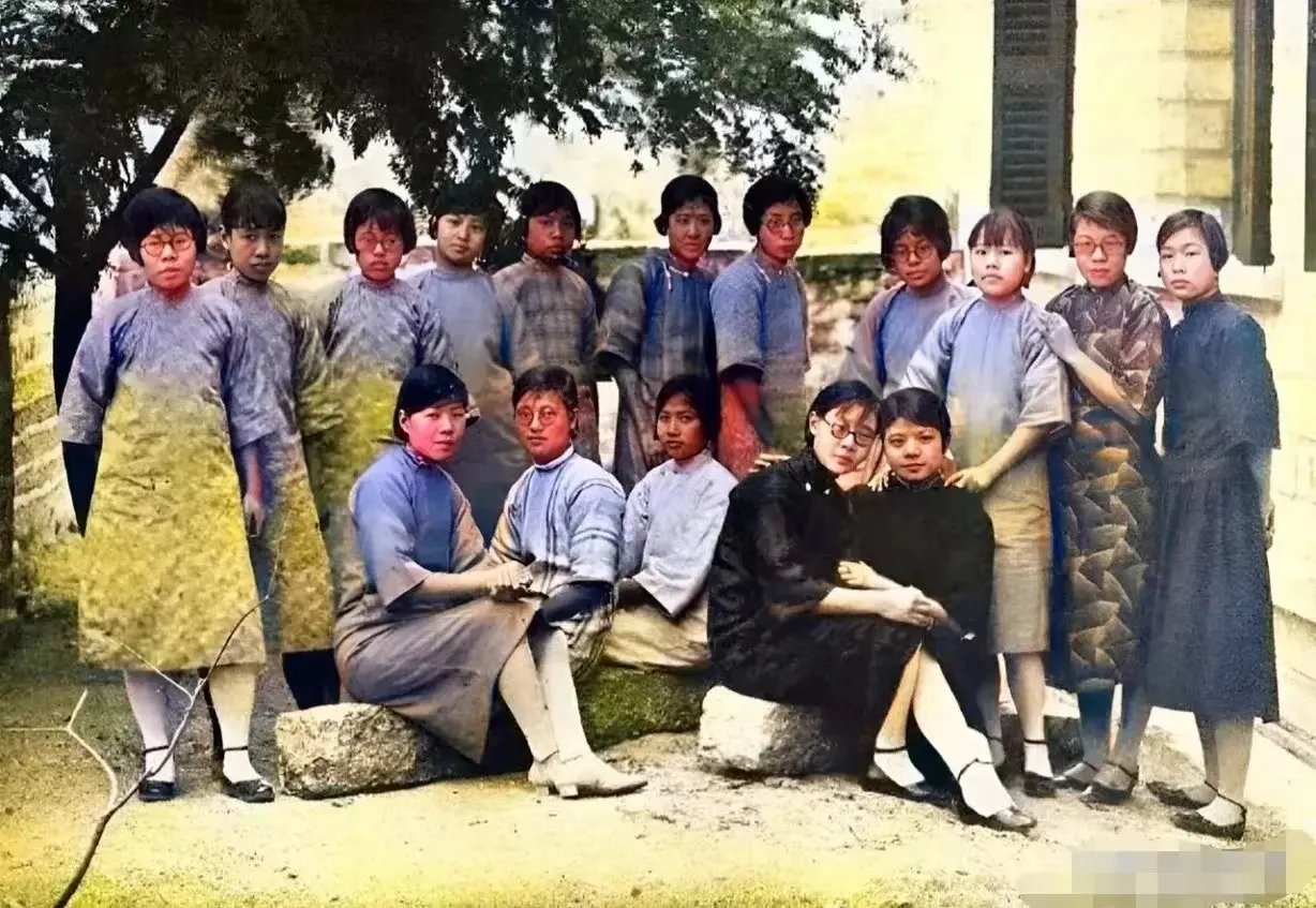 令人惊叹的是,16名女生中,居然有7位都戴着眼镜金陵女校学生合影老
