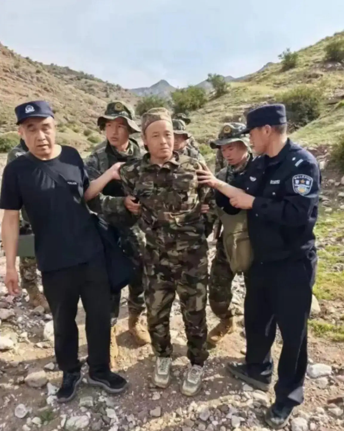 犯罪嫌疑人拍照2025年抓荻嫌疑人霍文常的照片内蒙古霍文常事件重大刑