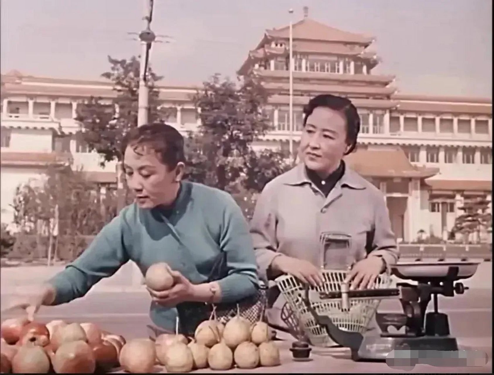 北京电影制片厂摄制儿童电影《小铃铛》中的剧照