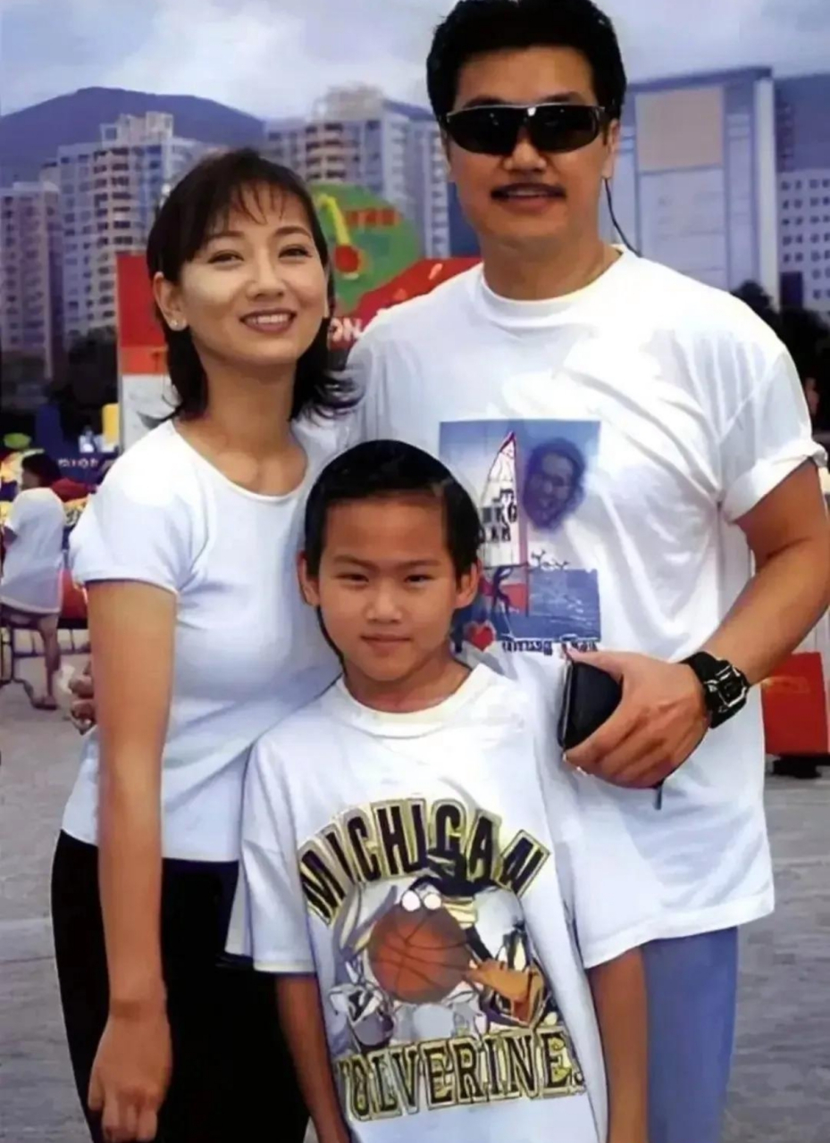 这张照片拍摄于1995年,不老女神赵雅芝和丈夫,儿子拍摄的全家福.