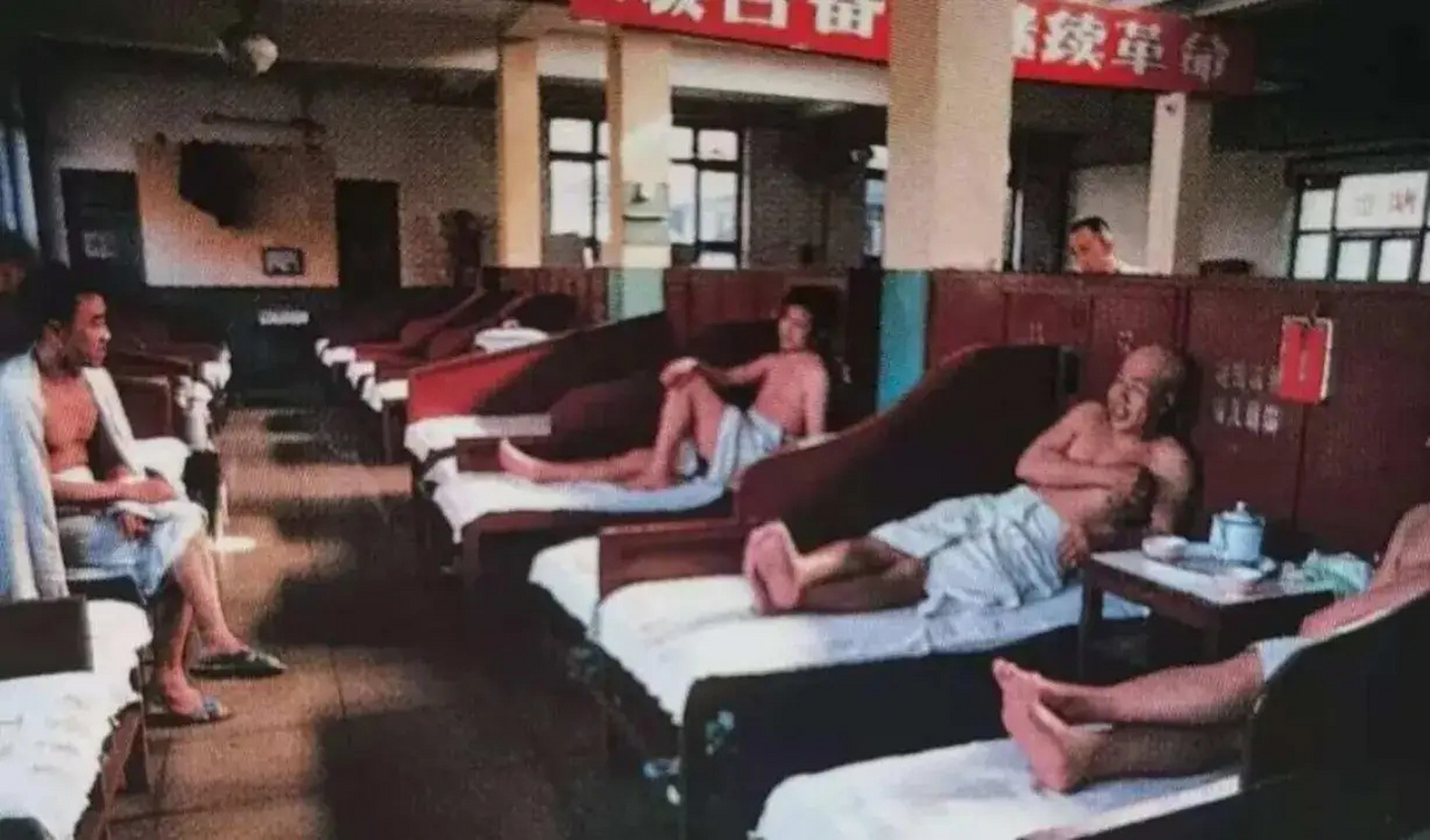 这张照片拍摄于1979年,北京市海淀区某澡堂子里的情景.