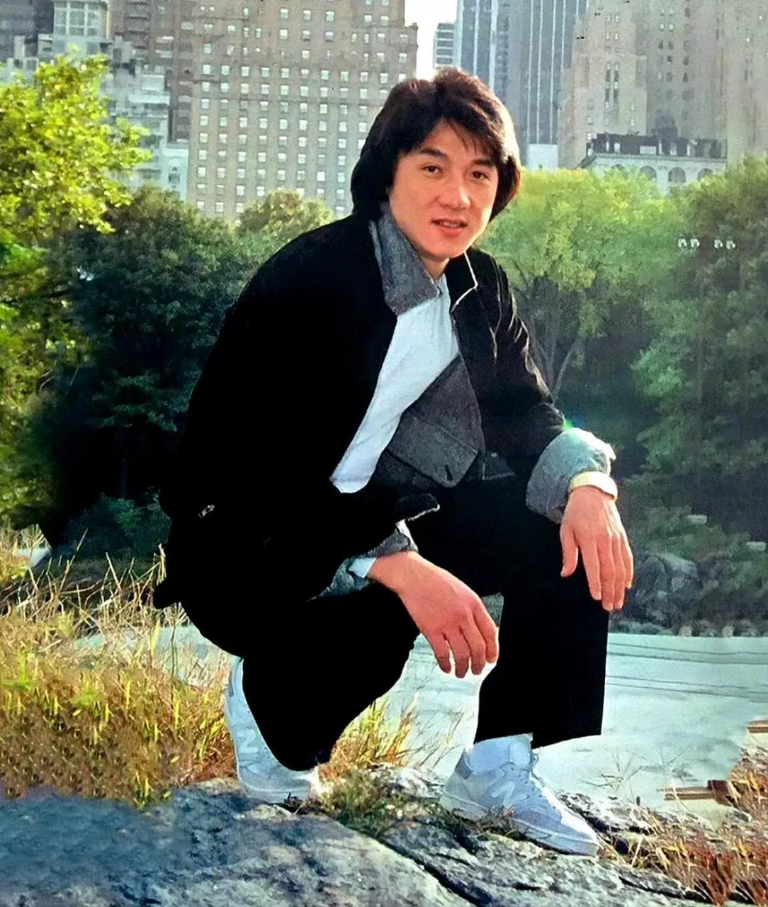 这张照片拍摄于1984年,成龙在纽约拍摄动作片《炮弹飞车2》期间的留影