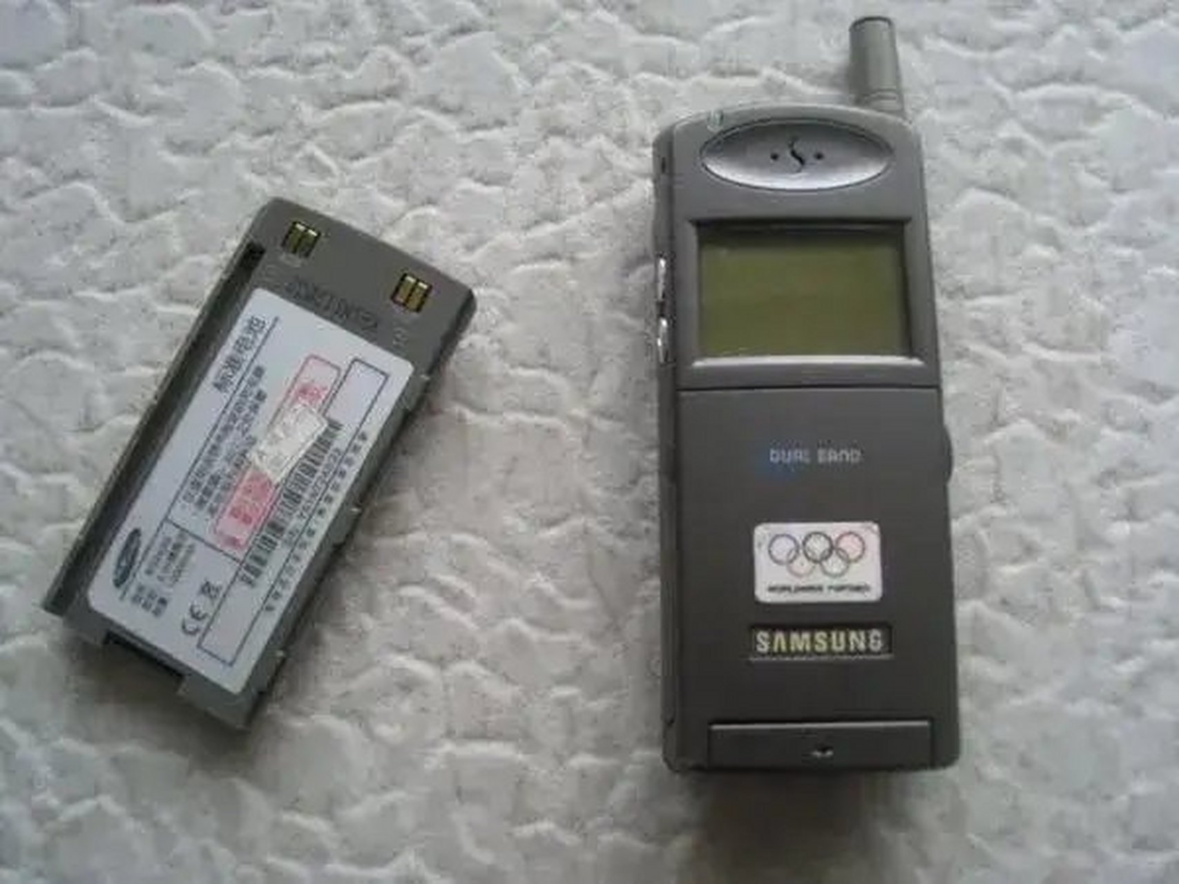 这张照片拍摄的是1998年购买的三星600手机.