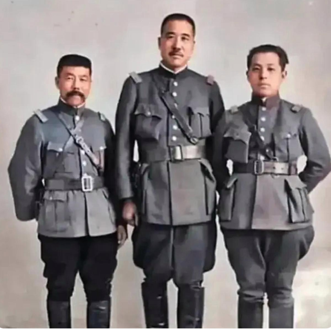 这张照片拍摄于1927年,张学良,张宗昌与褚玉璞的合影.