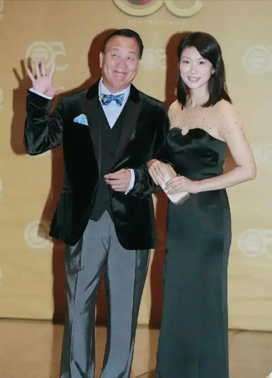 45岁中国香港男演员万梓良和第二任妻子郭明黎结婚时的合影