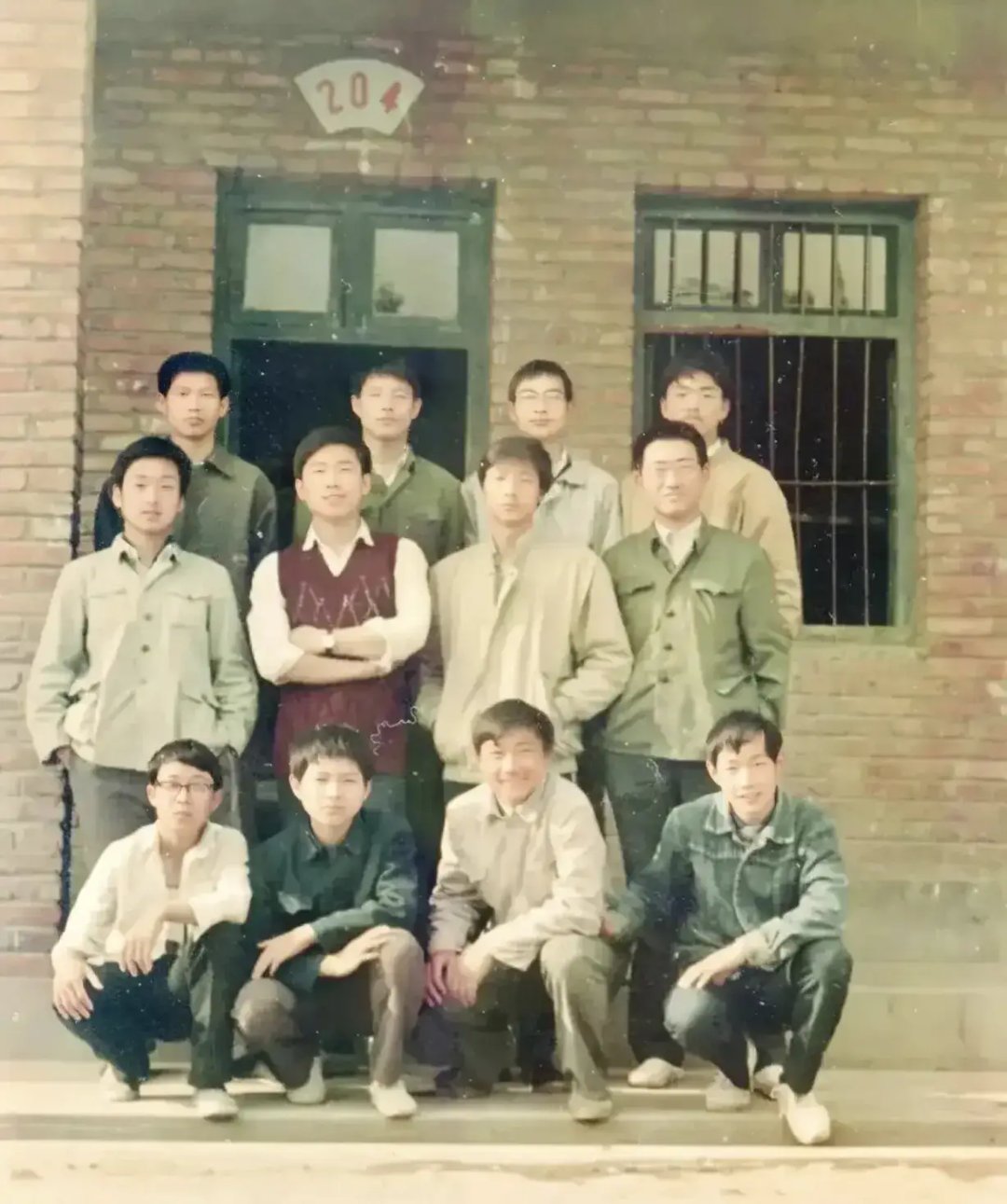 江苏省宿迁市来龙镇初级中学三年级毕业生刘强东和同学的合影