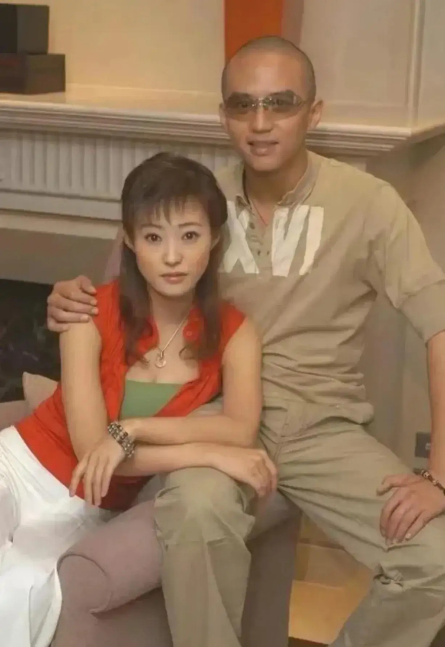 这张照片拍摄于2003年,邓超和郝蕾热恋时的合影.