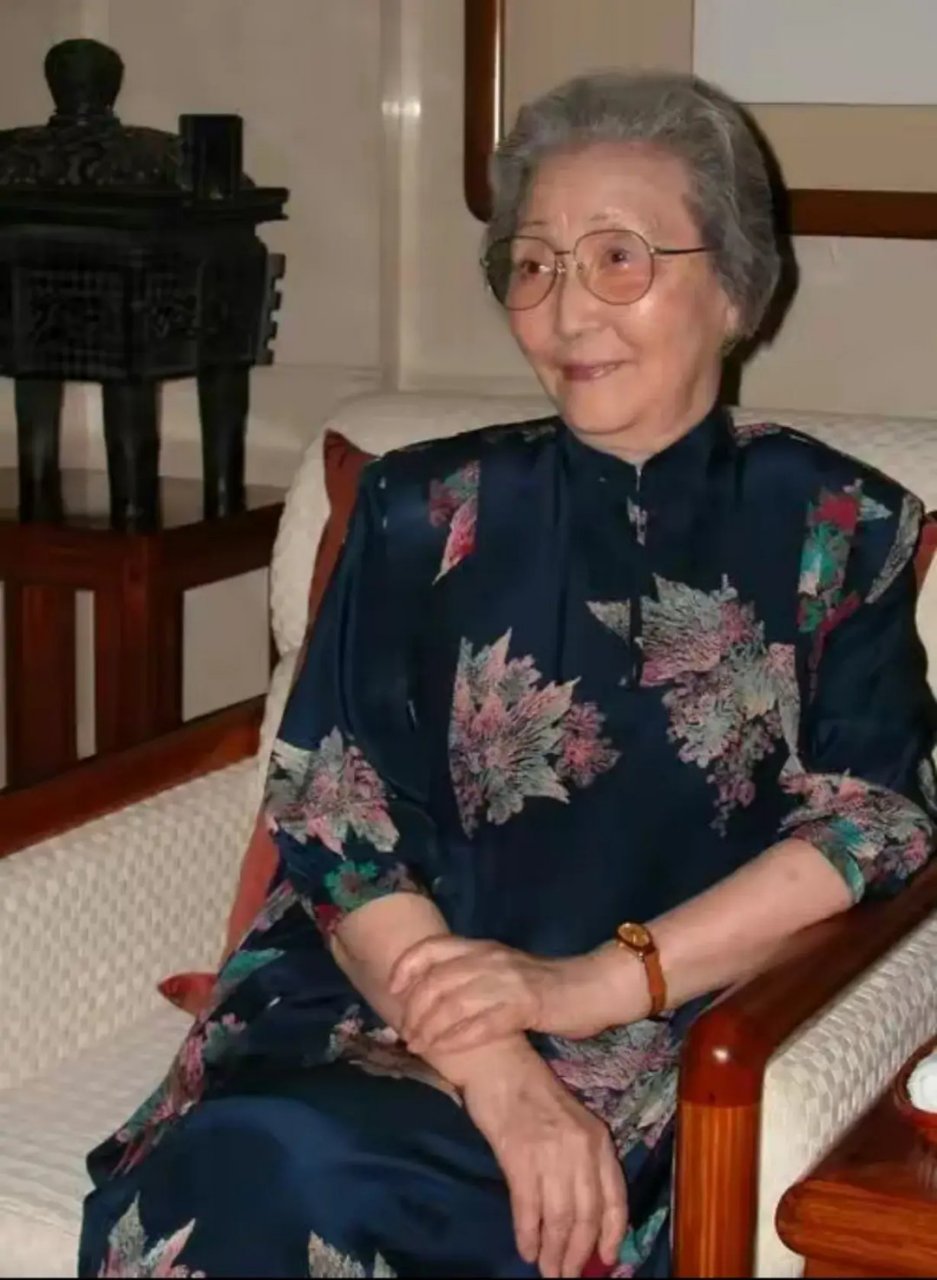 这张照片拍摄于2004年,中国女高音歌唱家蒋英在北京家中接受采访时的