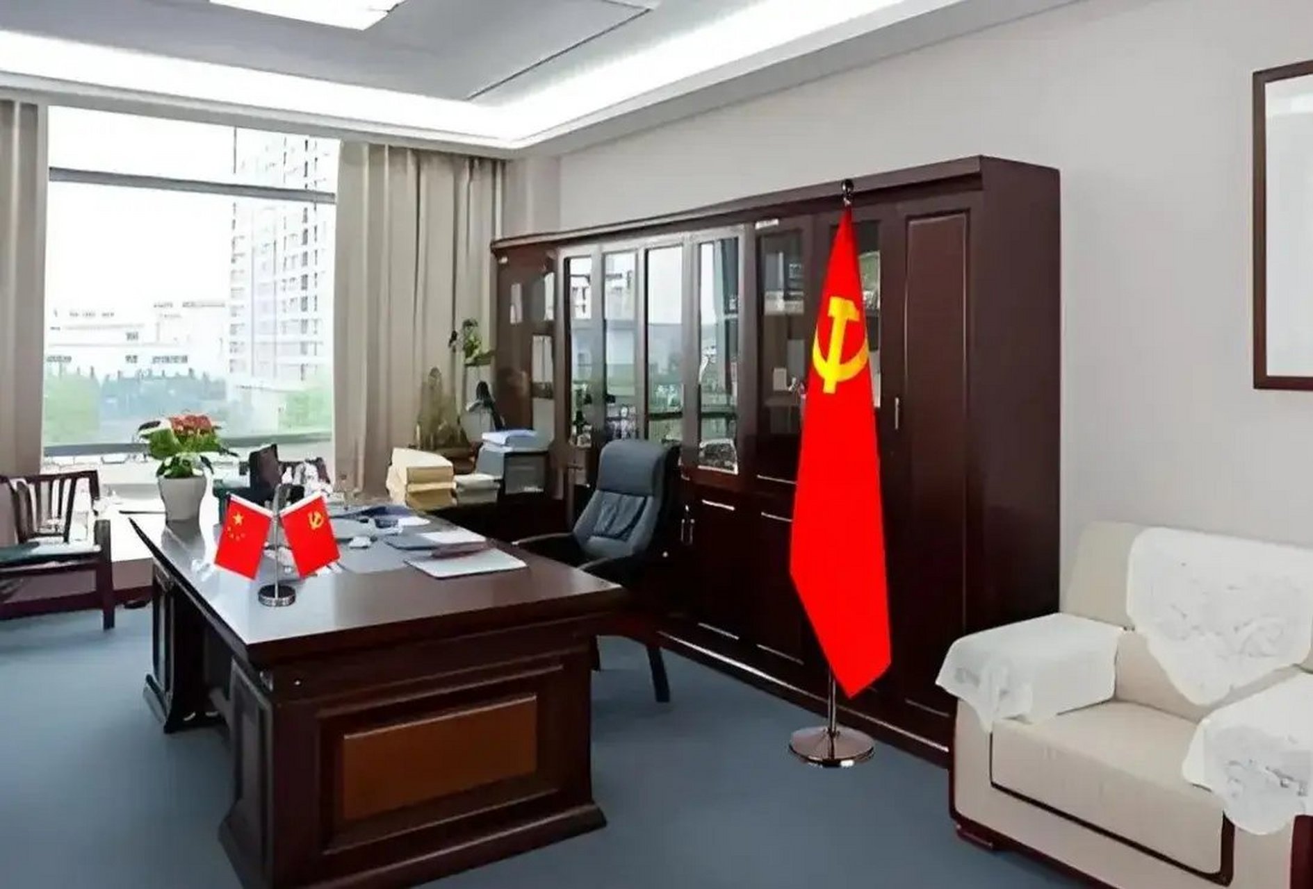 这张照片拍摄于2024年,女朋友考公成功,去报到上班时,到领导办公室