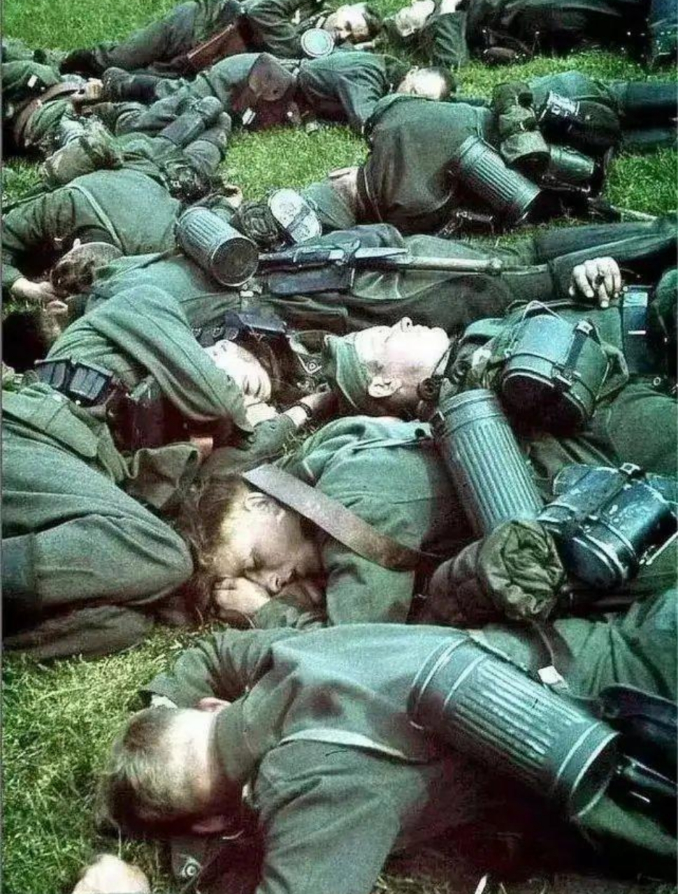 这张照片拍摄于1940年5月,第二次世界大战中,德国纳粹士兵进攻比利时