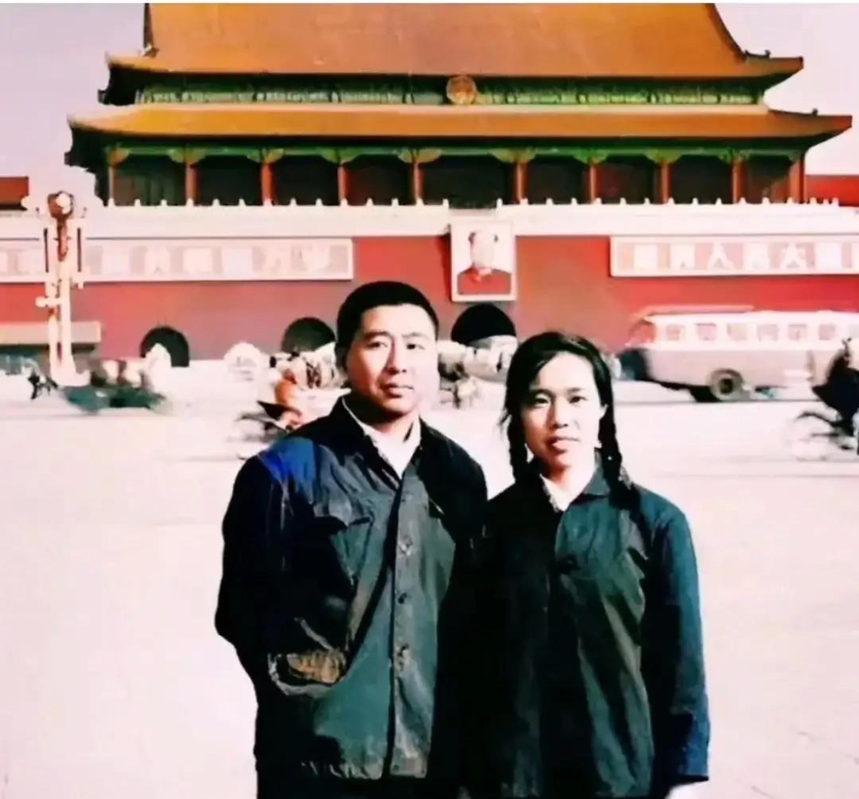 这张照片拍摄于1980年,路遥与林达在天安门广场上的合影.