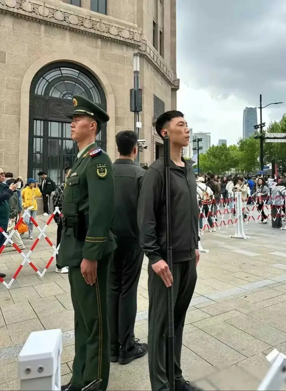 这张照片拍摄于2024年,辽宁省沈阳市某执勤点位,武警三人组正在执勤时