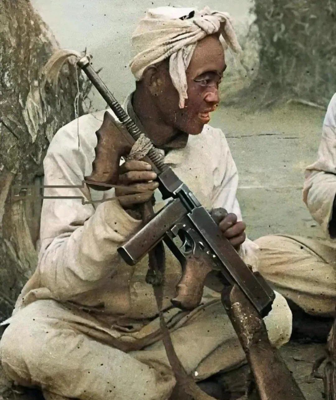 这张照片拍摄于1943年10月27日,山西太原郊外的八路军战士正在研究