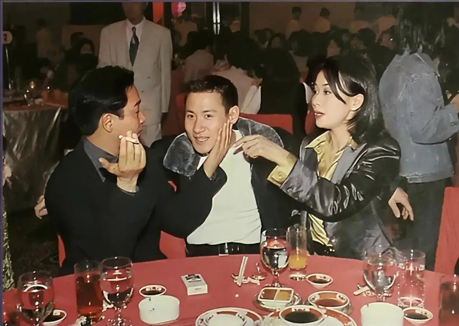 这张照片拍摄于1995年11月20日,张国荣,刘嘉玲,张学友参加香港流行