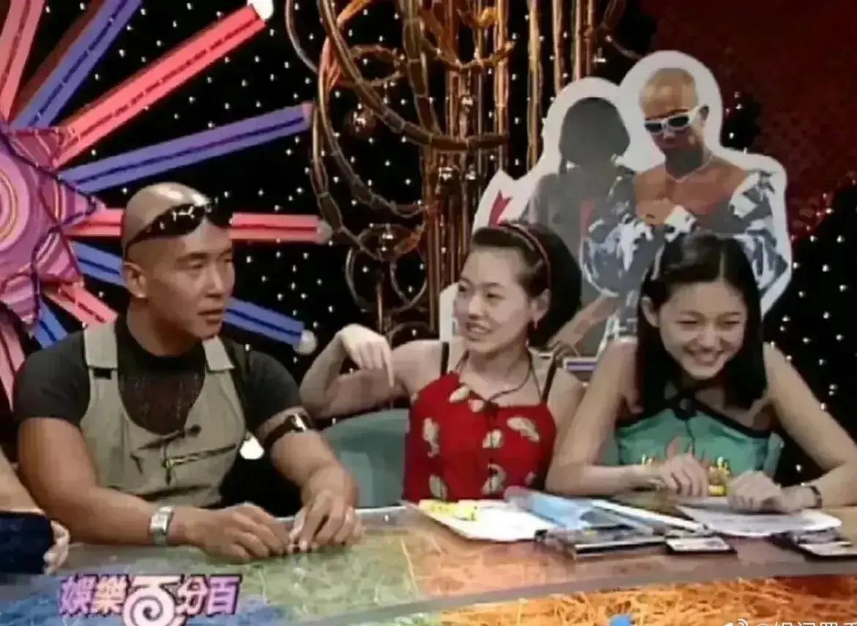 这张照片拍摄于2003年,大s在《娱乐百分百》中主持节目的情景.