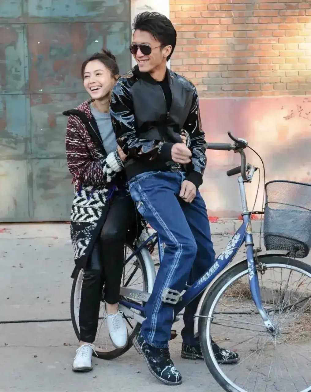 这张照片拍摄于2011年,谢霆锋坐在自行车和一位漂亮小姐姐的合影.