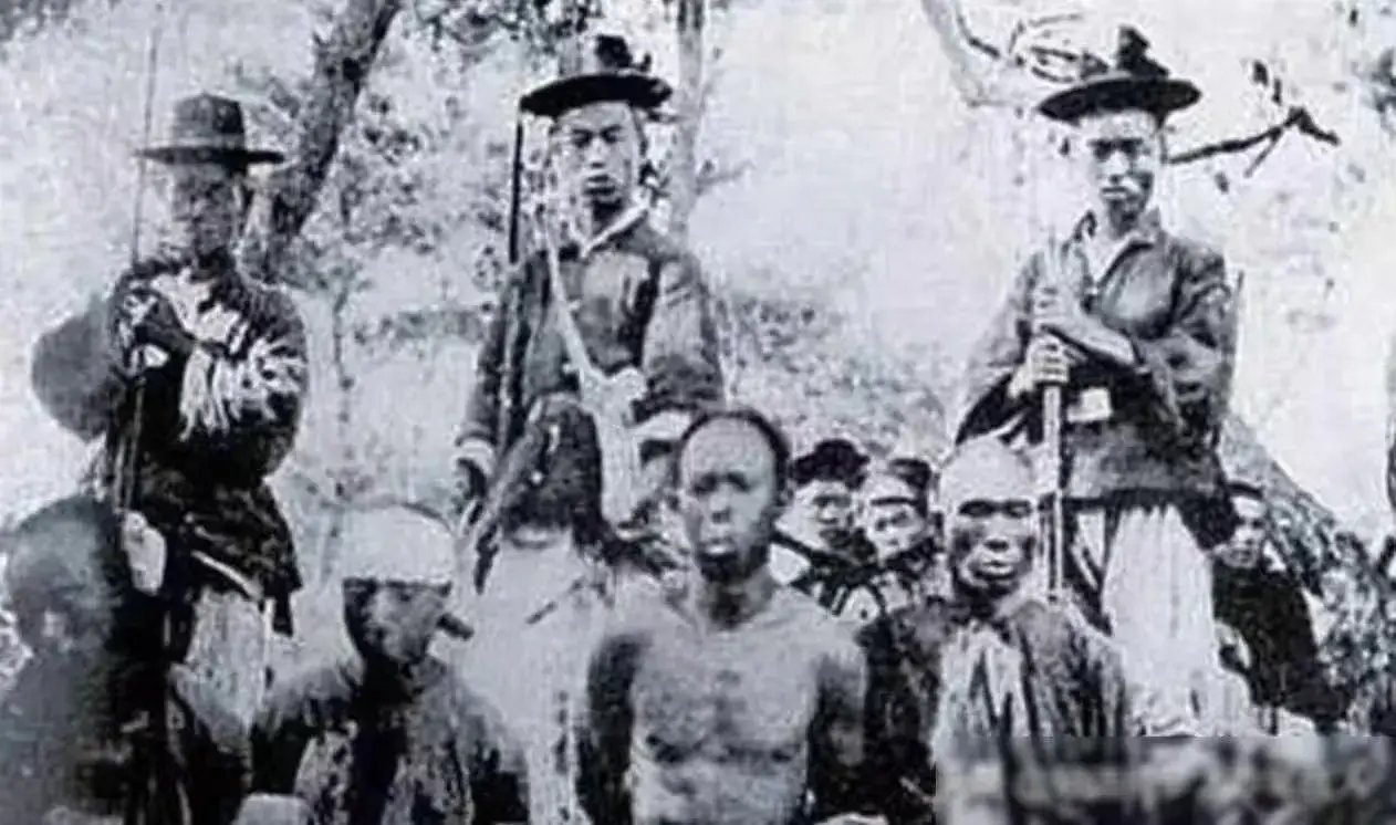 这张照片拍摄1862年夏初,太平天国悍将陈玉成就义于酷刑前的情景