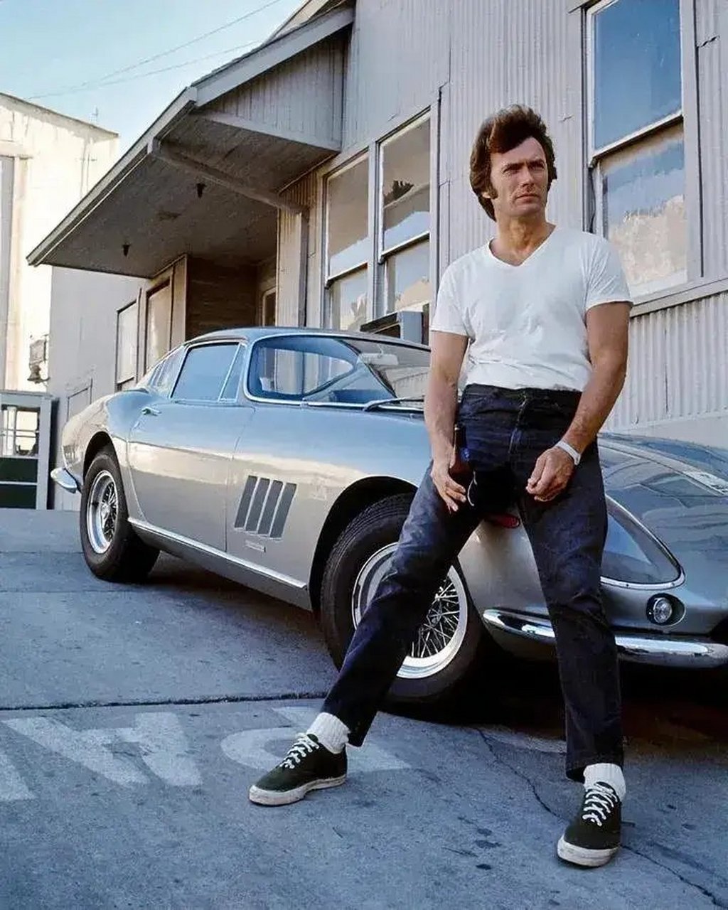 这张照片拍摄于1971年,克林特·伊斯特伍德靠在他最爱法拉利1966年款