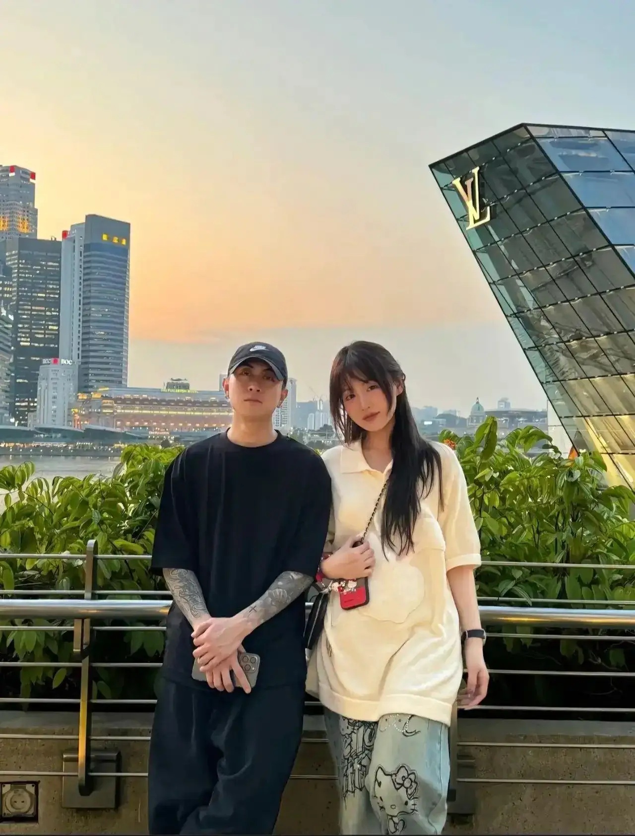 这张照片拍摄于2024年7月6日,上海奋荣投资公司董事长秦奋和亲妹妹