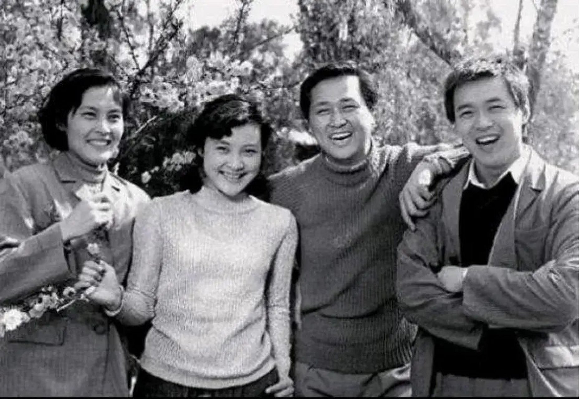 这张照片拍摄于1979年,演员宋晓英,陈冲,宫喜斌,迟志强的合影.