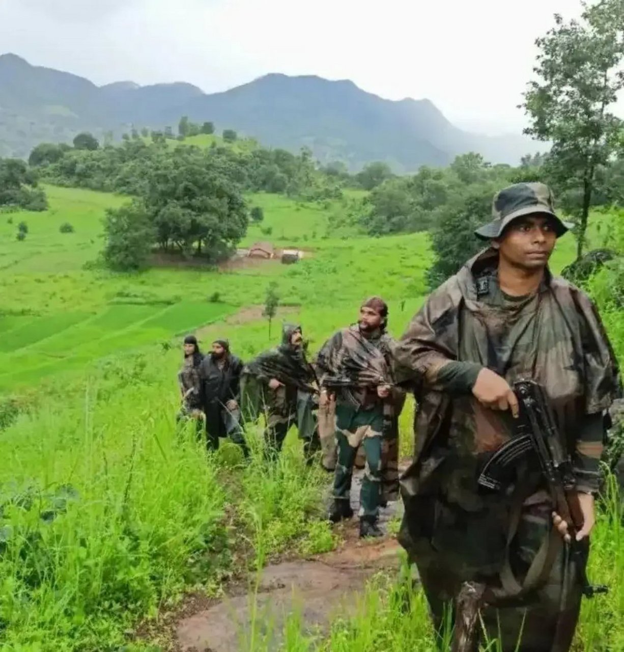 这张照片拍摄于2024年,朋友拍摄的在边境巡逻的印度安全部队,看着明显