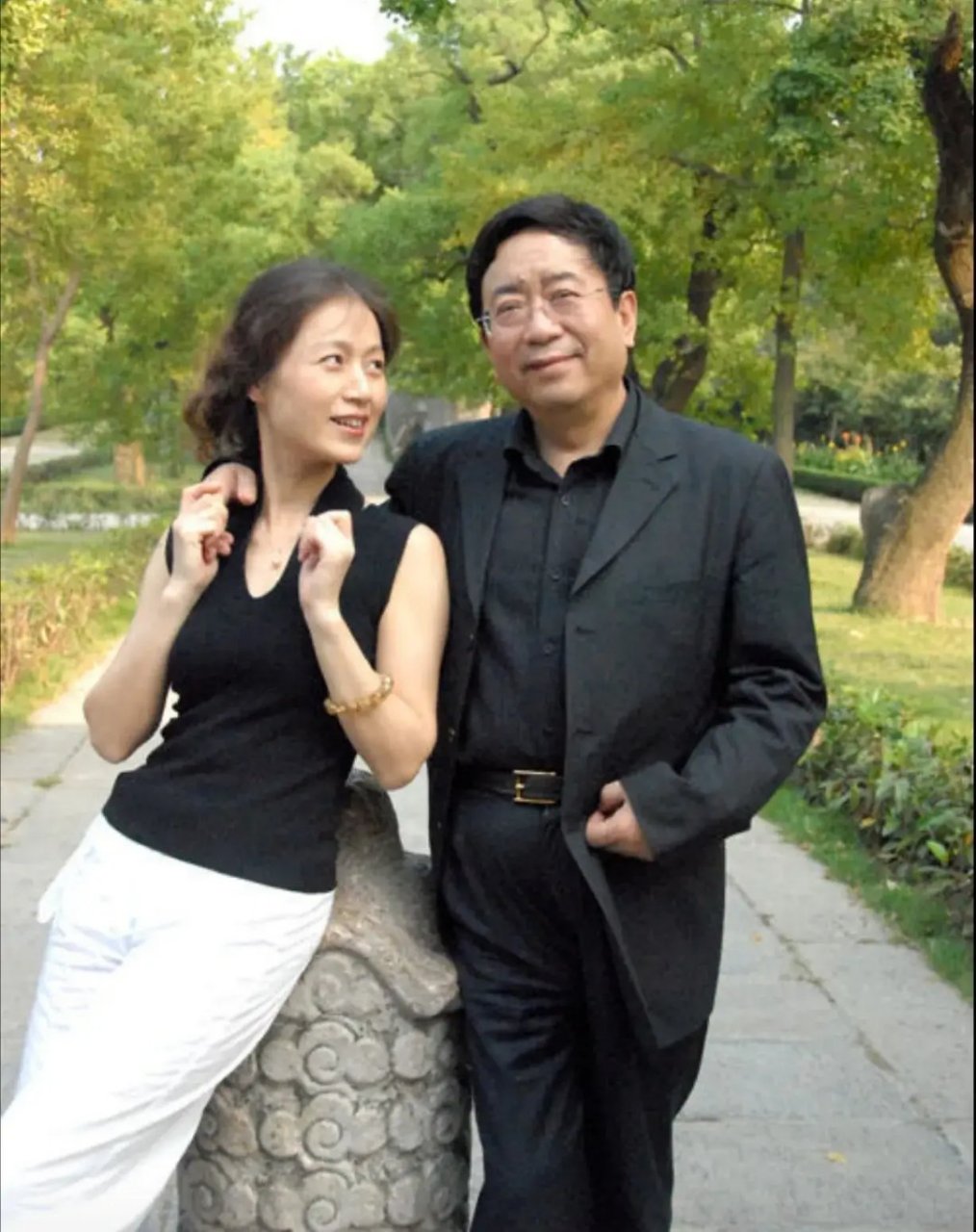 这张照片拍摄于2011年,余秋雨和马兰在上海某公园里的合影.