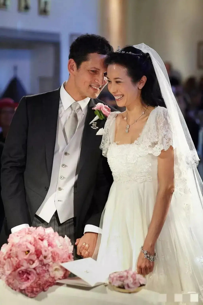 这张照片拍摄于2011年,英国籍华裔女歌手莫文蔚与德国籍男友johannes