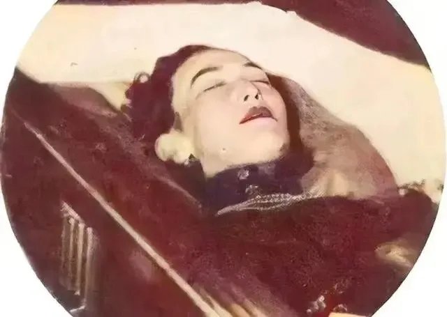 这张照片拍摄于1957年9月,上海殡仪馆,电影女演员,歌手周璇的最后遗容