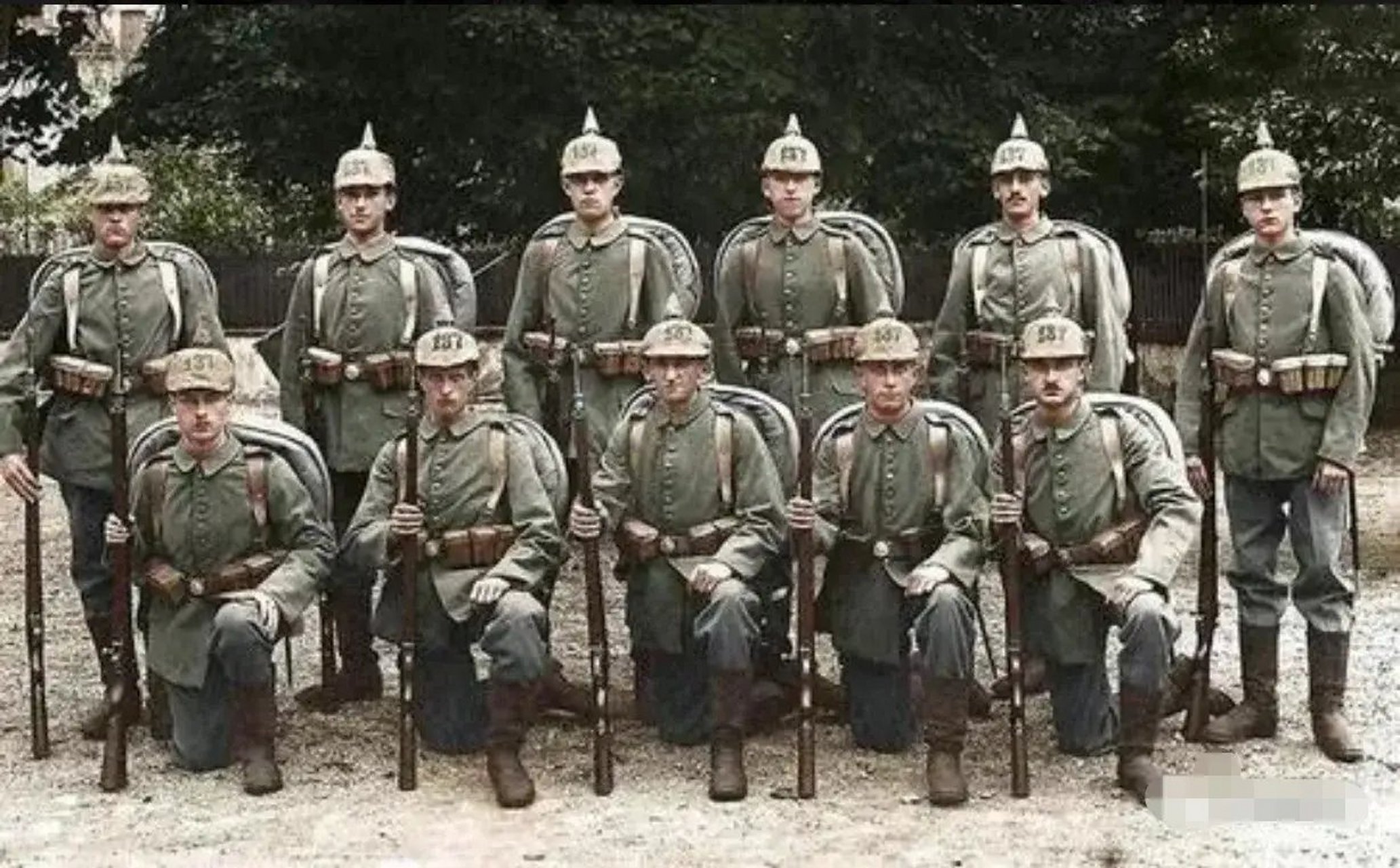 这张照片拍摄于1918年,第一次世界大战期间,10位德国军人的合影.