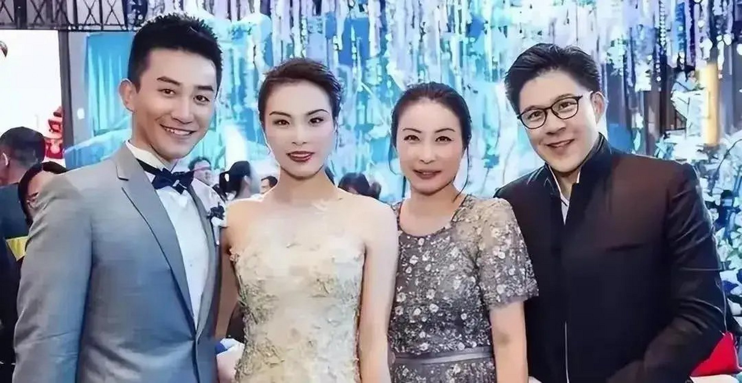 吴敏霞与张效诚在陕西富平举办婚礼,郭晶晶与霍启刚来祝贺时的合影
