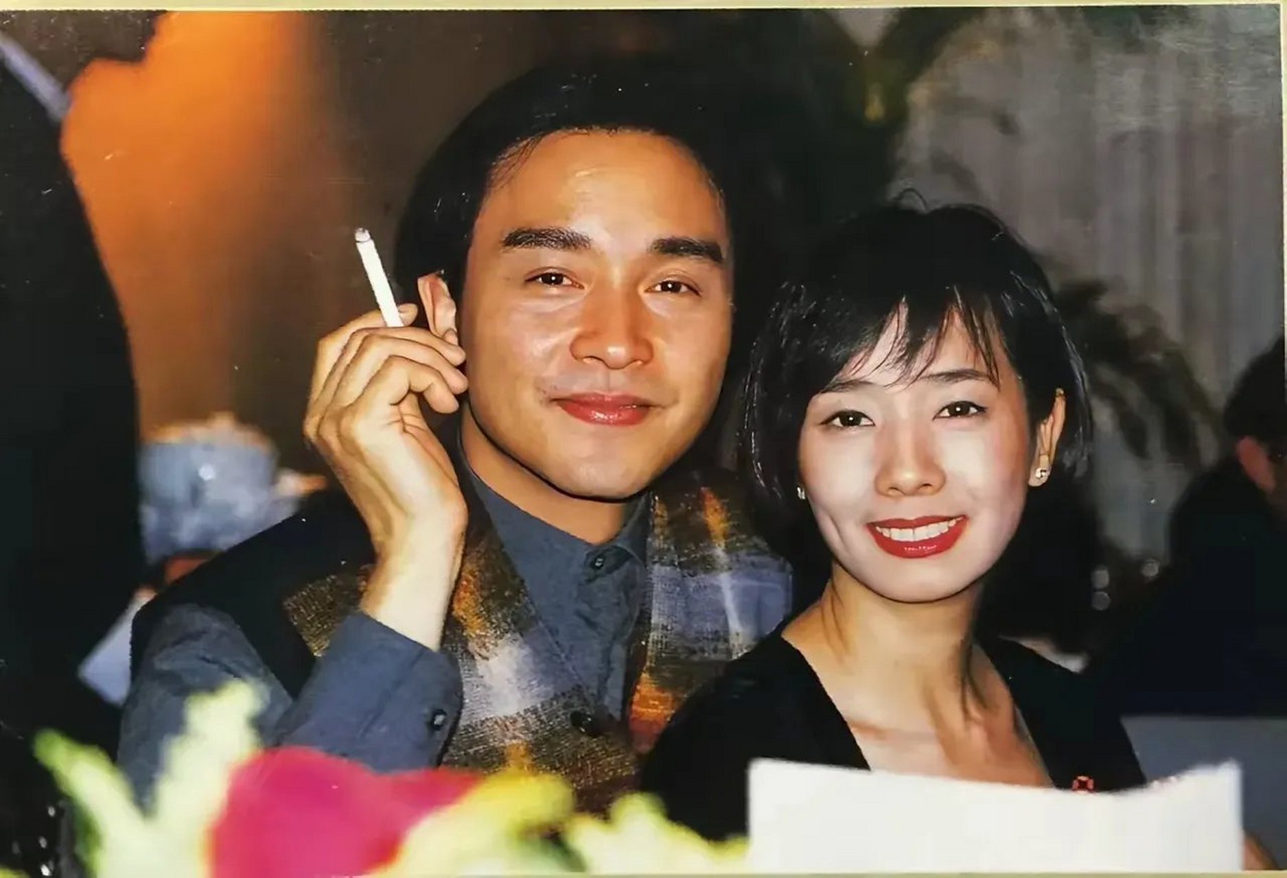 这张照片拍摄于1995年1月8日,张国荣参加前女友毛舜筠和区丁平的婚礼