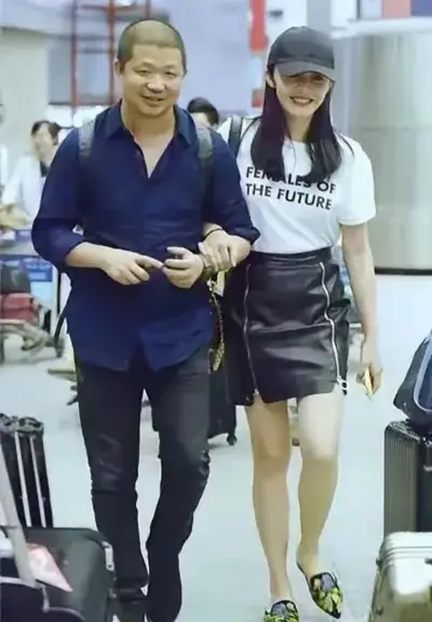 这张照片拍摄于2024年,姚晨和老公亲热出行时的情景.