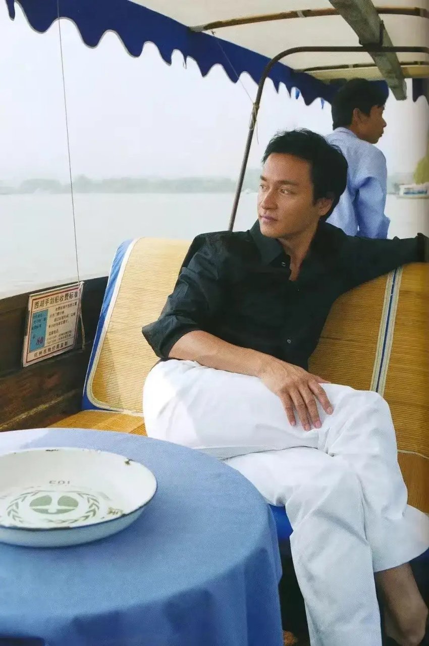 这张照片拍摄于2000年9月,张国荣在杭州开演唱会期间,到西湖游玩时,坐