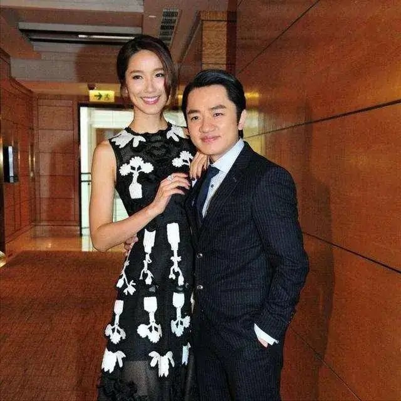 这张照片拍摄于2012年,175cm李亚男和162cm王祖蓝热恋时的合影.