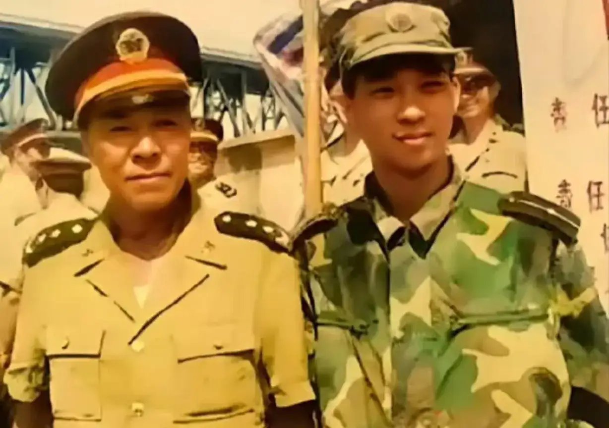 这张照片拍摄于1998年,抗洪前线,军中父子兵董万瑞,董三榕的合影.