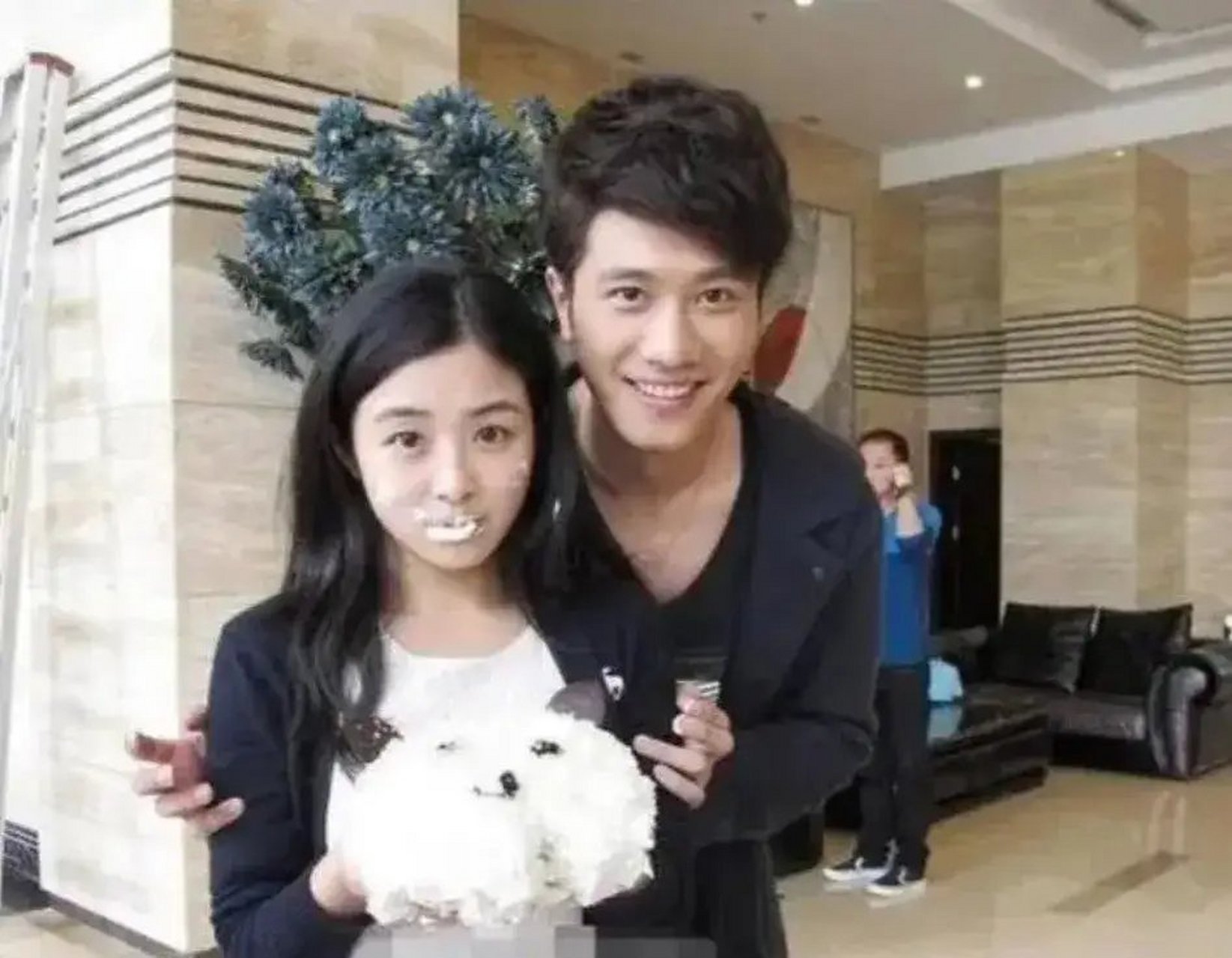 这张照片拍摄于2016年,彭冠英和张含韵热恋时的合影.