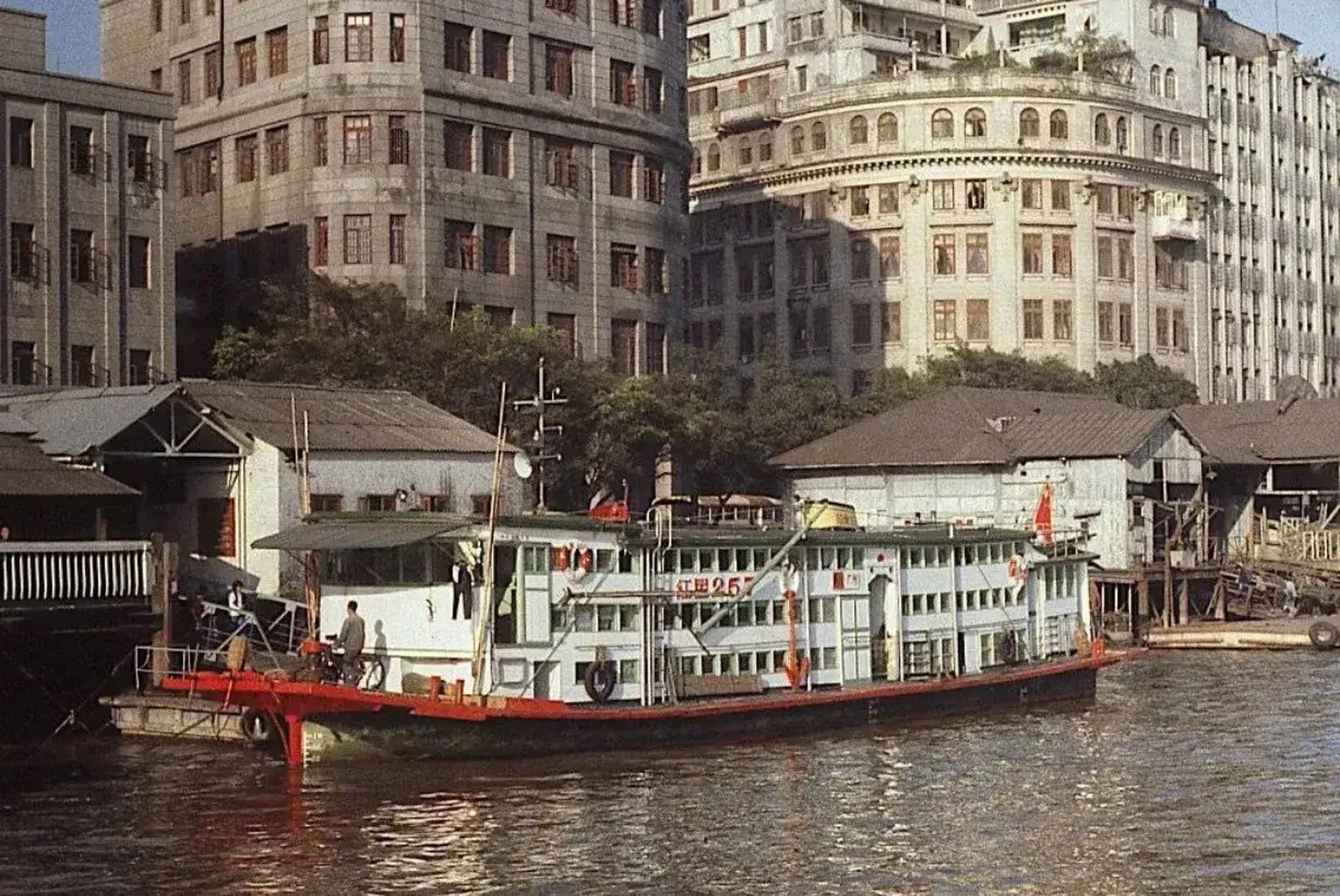 这张照片拍摄于1979年11月,广东省广州市码头的情景.