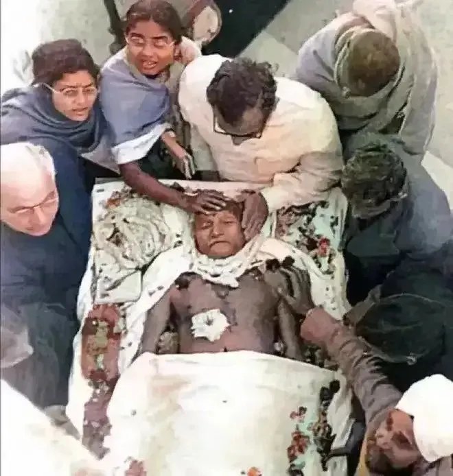 这张照片拍摄于1948年,圣雄甘地的遗体在火化前的情景