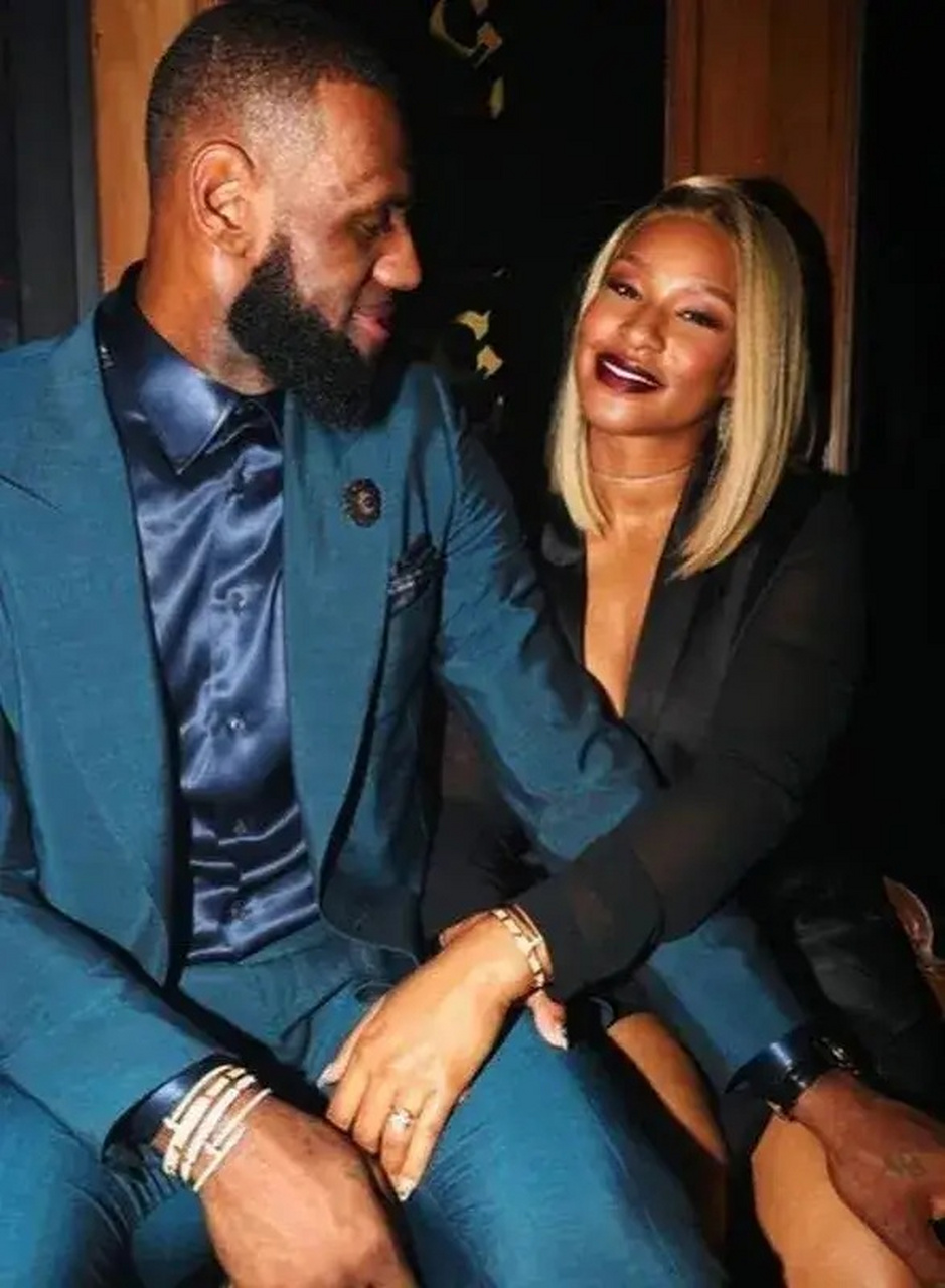 这张照片拍摄于2003年,nba球星勒布朗詹姆斯与妻子萨瓦娜·布林森在一