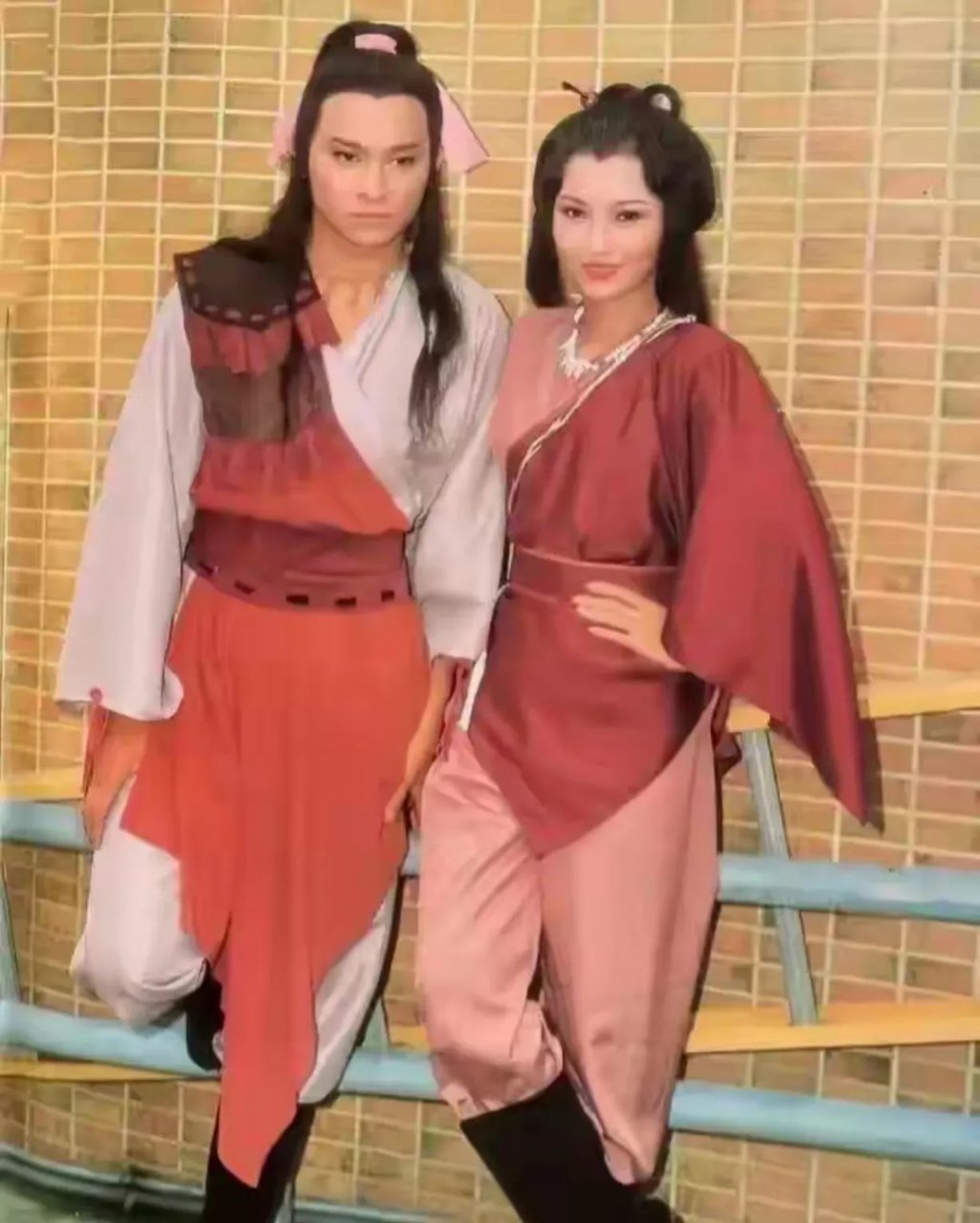 这张照片拍摄于1984年,赵雅芝和刘德华合作拍摄电视剧期间的合影.