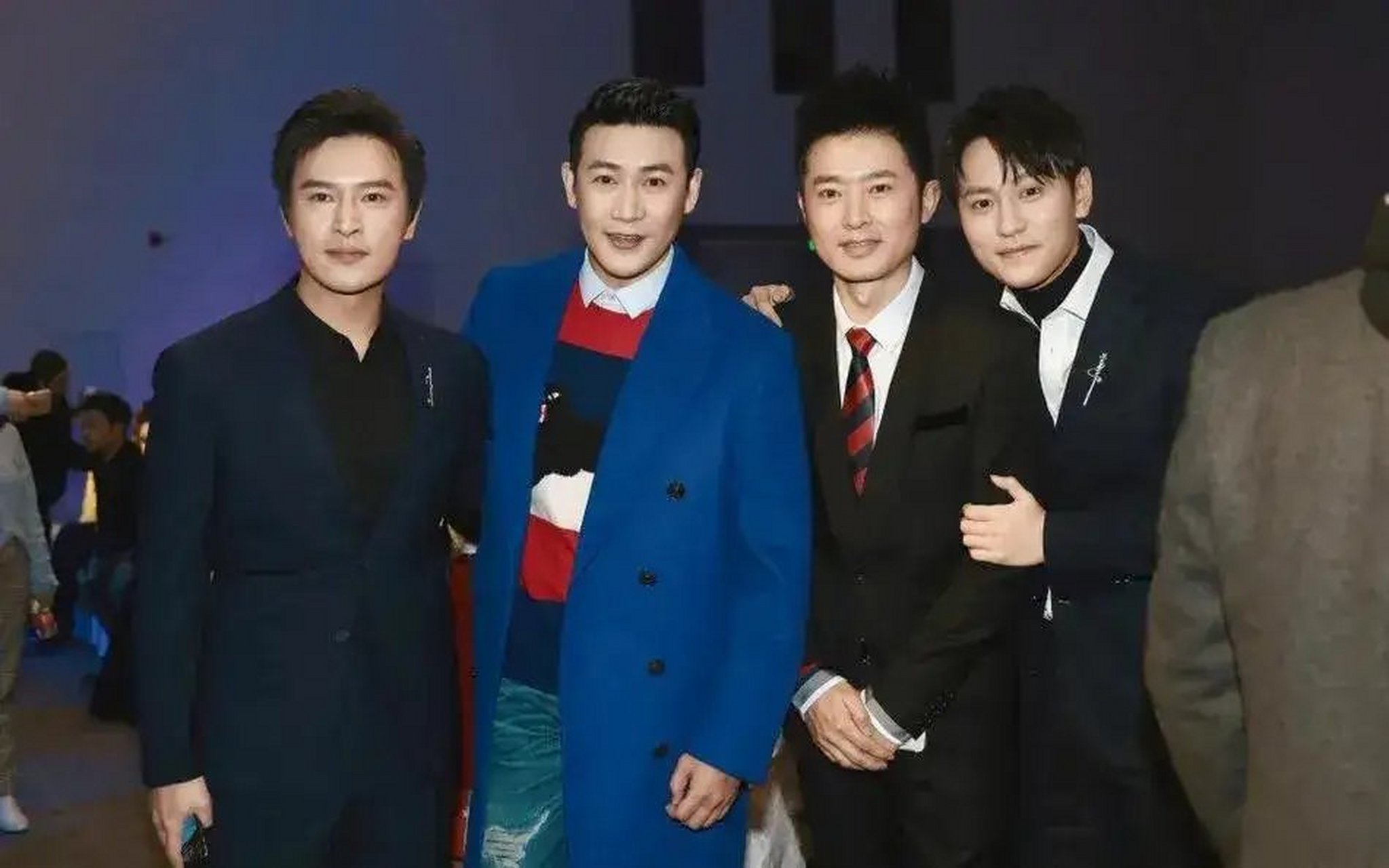 这张照片拍摄于2018年,陆毅和任泉等人拍摄电视连续剧《天衣无缝》时
