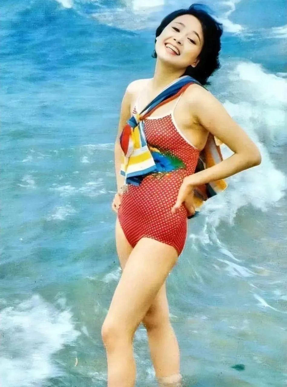 这张照片拍摄于1985年,28岁张瑜在海边游泳时的留影.