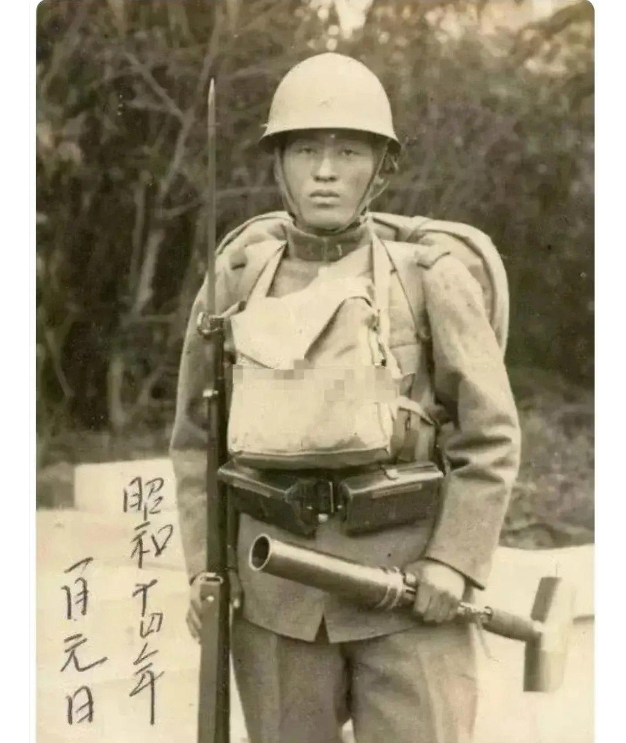 这张照片拍摄于1926年1月1日,日本鬼子手中拿着掷弹筒的留影.