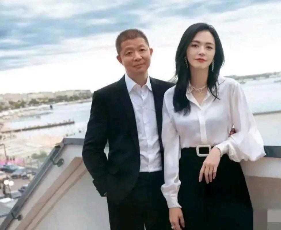 这张照片拍摄于2023年夏天,姚晨和丈夫在外旅游时的合影.