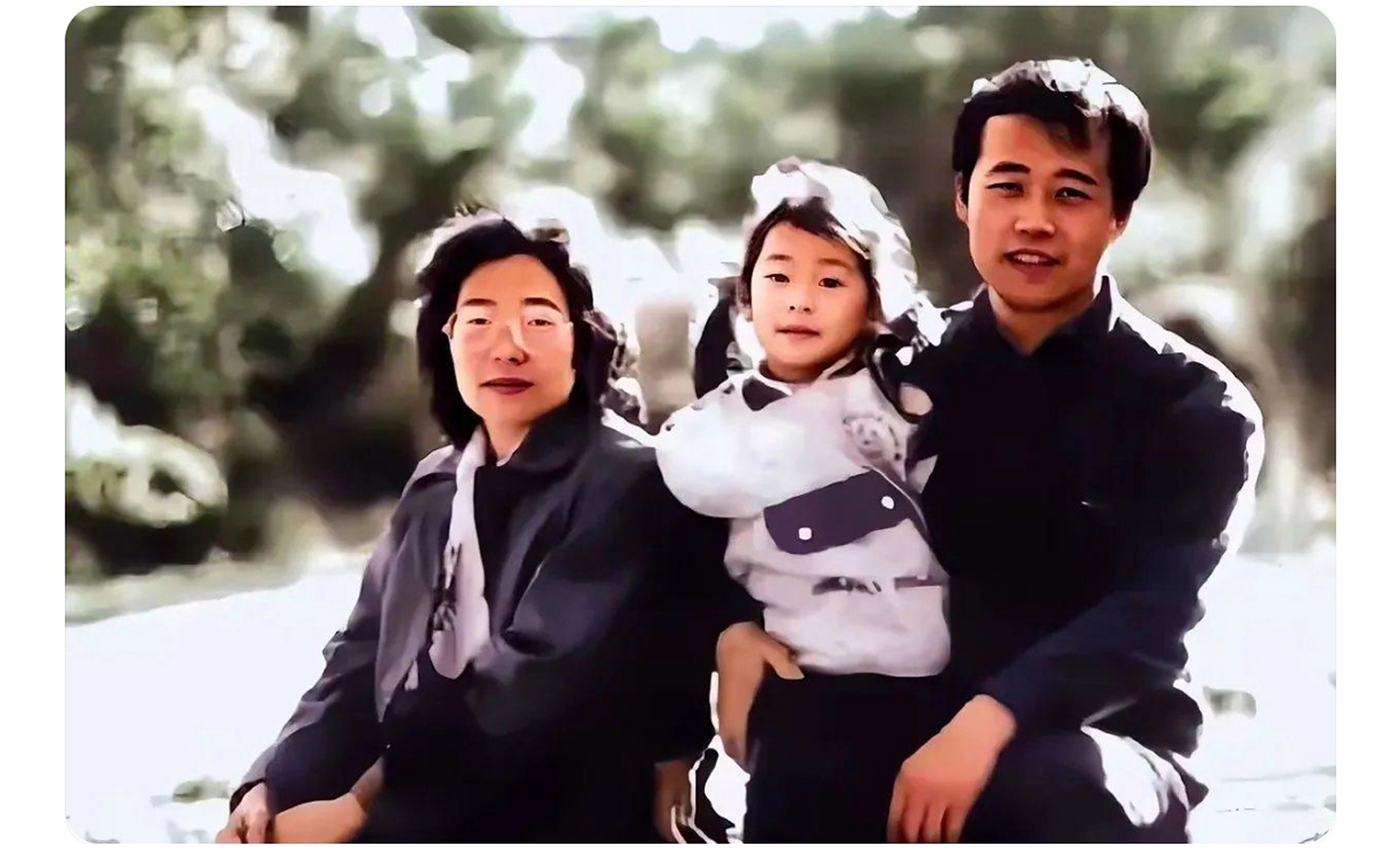 这张照片拍摄于1989年,王石与妻子王江穗以及女儿拍摄的全家福.